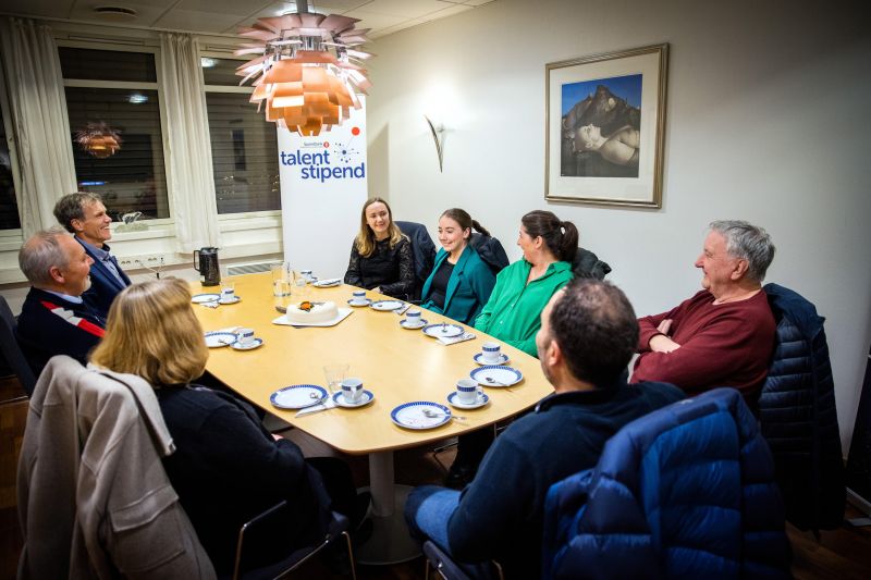 Familien, sammen med daglig leder i SpareBankstiftelsen Gran, Jørn Prestkvern og sponsoransvarlig i SpareBank 1 Ringerike Hadeland, Dag Engen var tilstede for å feire Julie. 