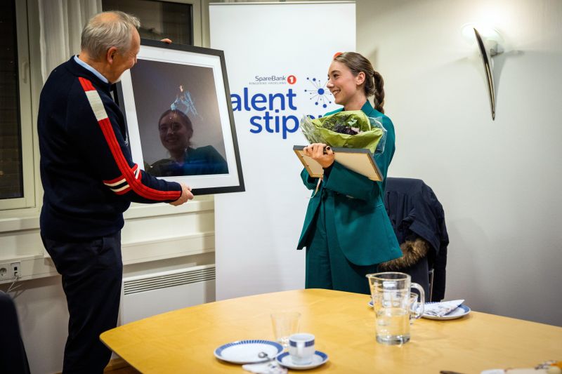 Dansetalent - Julie fikk bilde, diplom, blomst og kake av sponsoransvarlig i SpareBank 1 Ringerike Hadeland Dag Engen. Foto: Futuria