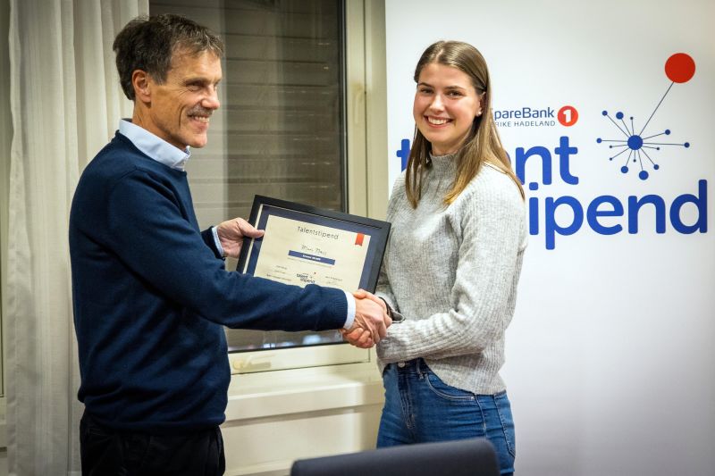 Daglig leder i SpareBankstiftelsen Gran, Jørn Prestkvernvar tilstede på utdelingen. Foto: Futuria