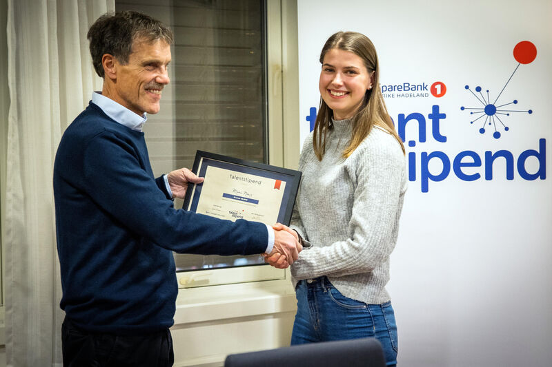 Daglig leder i SpareBankstiftelsen Gran, Jørn Prestkvernvar tilstede på utdelingen. Foto: Futuria