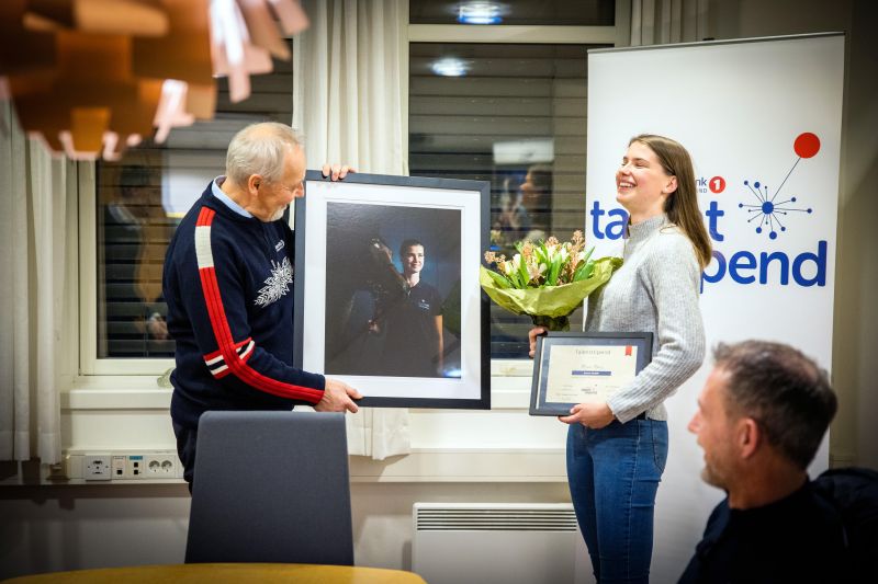 Mari fikk tildelt bilde, diplom, blomst og kake av sponsoransvarlig i SpareBank 1 Ringerike Hadeland, Dag Engen. Foto: Futuria