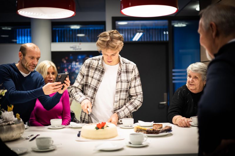 Lars Agnar Hjelmeseth på utdelingen av Talentstipendet 2022. Med var også pappa, mamma og farmor. Foto: Futuria