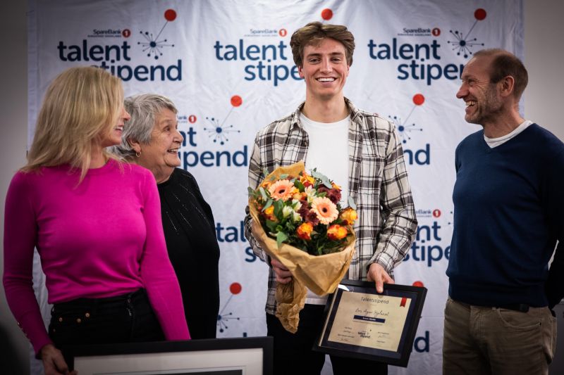 Mange i familien var med på utdelingen av Talentstipendet. Foto: Futuria