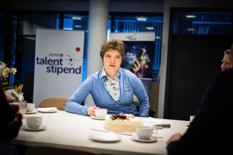 Marthe mottok diplom, bilde, kake og blomster under utdelingen av Talentstipendet. Foto: Futuria