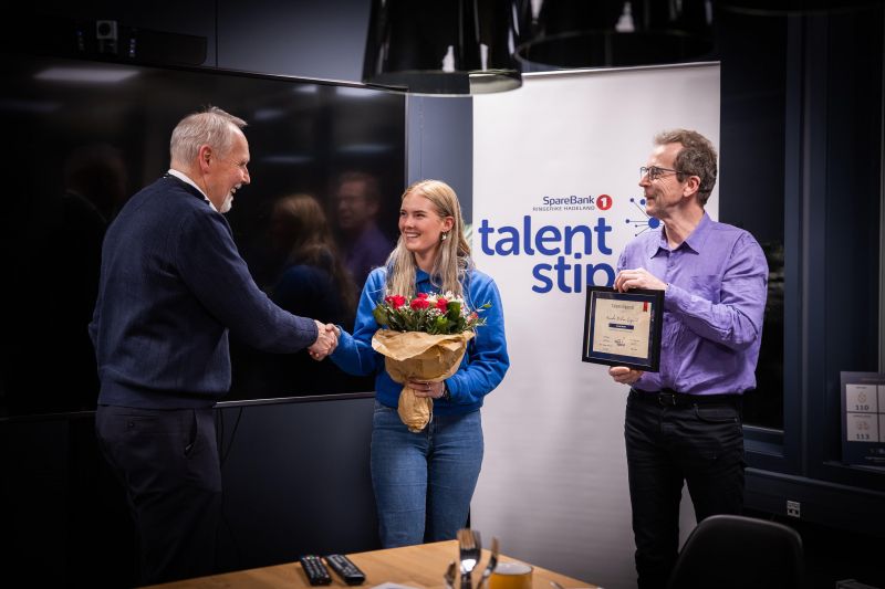 Stipend, blomster og bilde ble delt ut av daglig leder i Sparebankstiftelsen Jevnaker Lunner Nittedal, Bjørn Haugen Morstad (t.h), Lokalbanksjef i Nittedal, Robert Eriksen (ikke avbildet) og sponsoransvarlig i Sparebank 1 Ringerike Hadeland, Dag Engen. Foto: Futuria