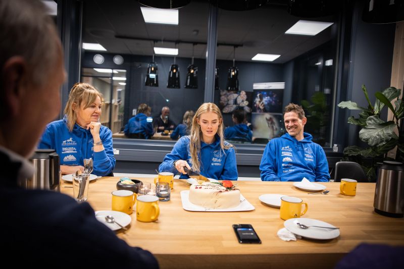 Amanda møtte opp i Hadelandshagens lokaler på Harestua for å motta Talentstipendet sammen med sine foreldre, Astrid Engevold og Jan Ove Mælum. Foto: Futuria