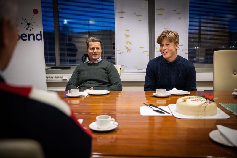 Bjarte møtte opp i SpareBank 1s lokaler på Jevnaker for å motta Talentstipendet sammen med sin far, Jacob Bjertnæs. Foto: Futuria