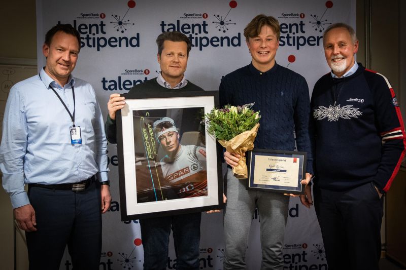 Jacob og Bjarte Bjertnæs, sammen med lokalbanksjef på Jevnaker, Kjetil Aasen og sponsoransvarlig i SpareBank 1 Ringerike Hadeland, Dag Engen. Foto: Futuria