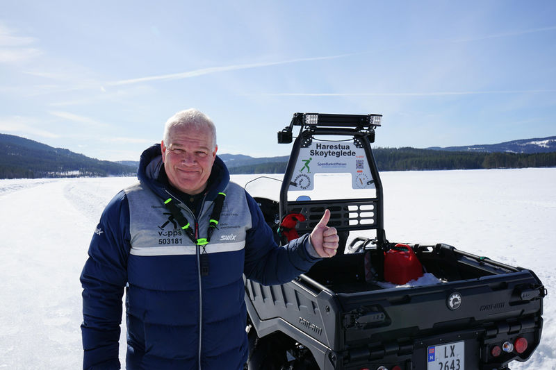 Geir Nodeland fremfor ATVen han bruker til å brøyte Harestuvannet