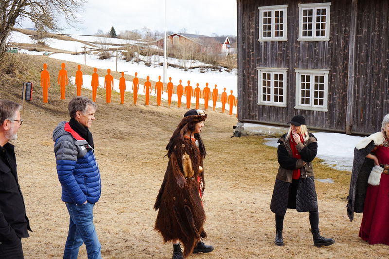 Skuespillere, stab og SpareBank 1-stiftelsene sammen på Hadeland Folkemuseum 