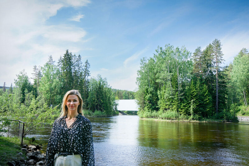 Maria Sandvik fremfor The Twist som er bygget over Randselva. 