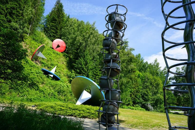 "Tumbling Tacks" av Oldenburg og van Bruggen er sterkt inspirert av stedets industrihistorie, med “Slektstrea, Genbanken” by Per Inge Bjørlo i forgrunnen. 