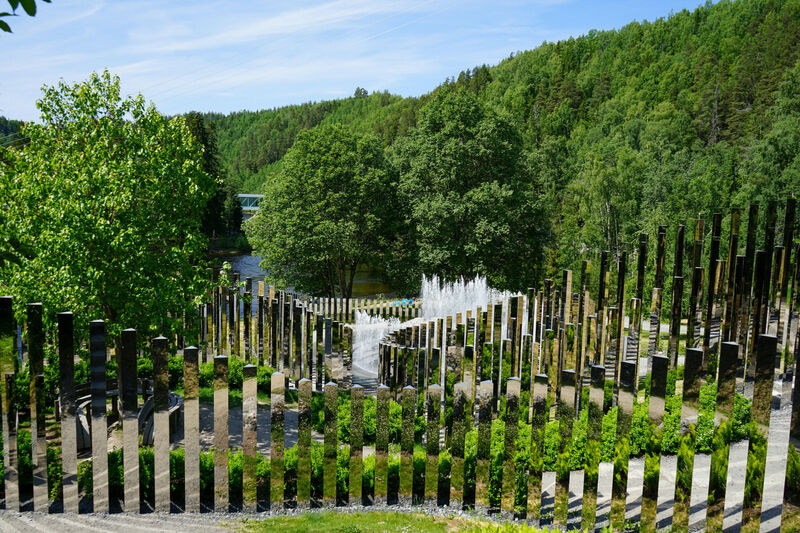 "Veien til Stillhet" av Jeppe Hein passer ypperlig for barna som også bader i den om sommeren. Her kan de også bade om sommeren. 