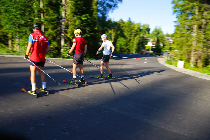 Gutta i Skigruppa trener basisøkt. 