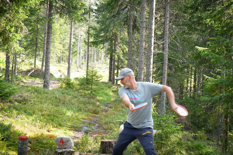 Bjørnar demonstrerer et kast. 