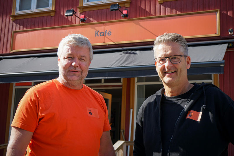 Jon Gulbransen (til venstre) og Jan Egil Hovland (til høyre) fremfor Kafeen på torvet.