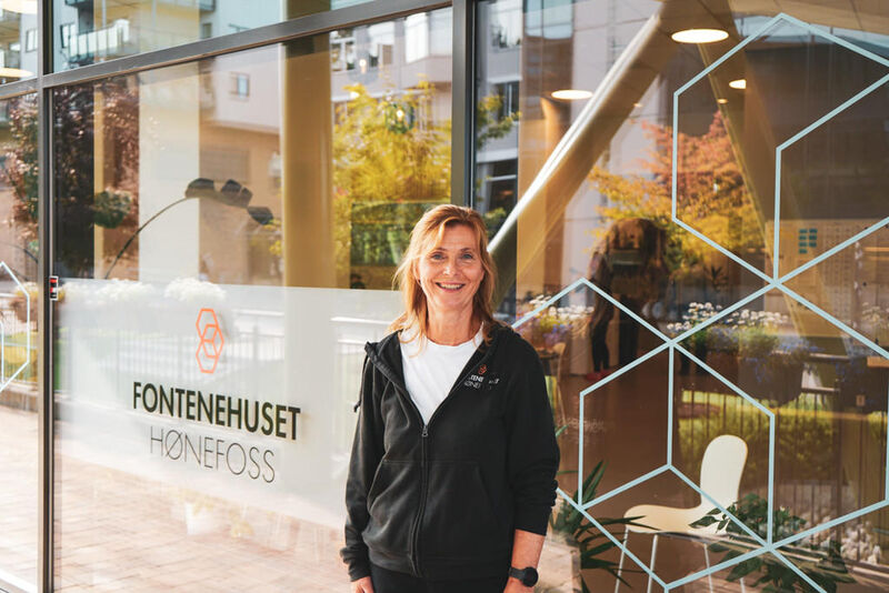 Tone Reneflot Thoresen foran inngangspartiet til Fontenehuset Hønefoss.