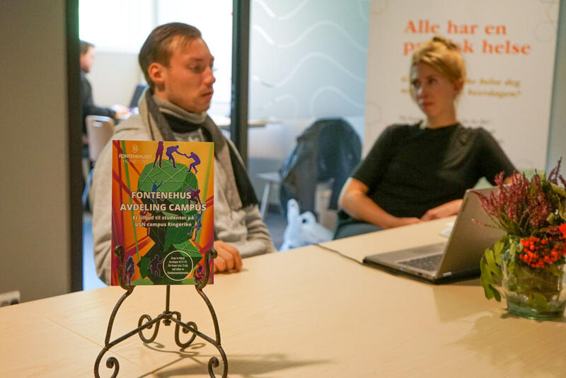 Henrik Stormen Nielsen og Hege Vikan Kittilsen tar imot studenter.