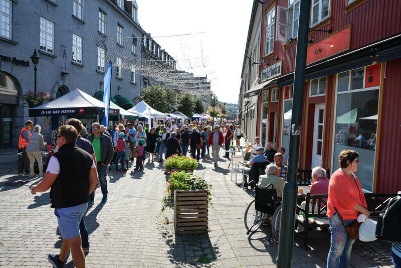 Det var et yrende folkeliv på Søndre torv. 
