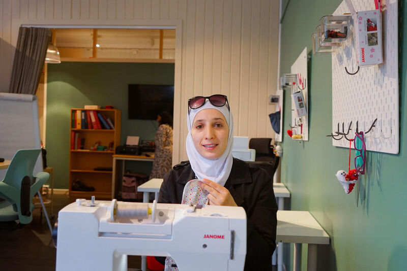 Safaa Alshalabi viser frem systuen.