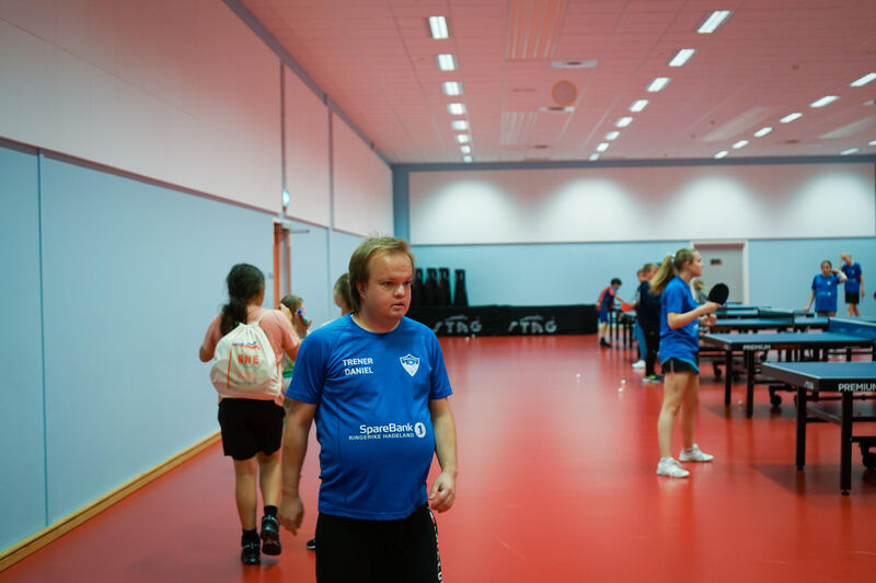 Daniel Guddal trives svært godt i jobben som hovedtrener i Harestua IL bordtennis klubb.