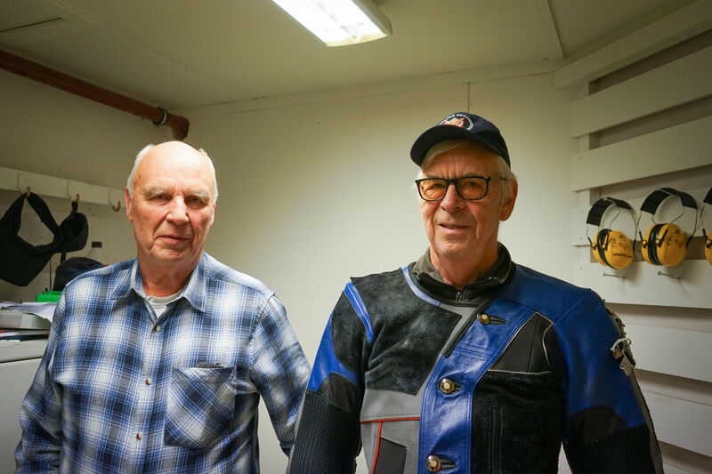 Finn Nordli (til venstre) og Oddvar Staxrud trekker frem den rike historien til skytterlaget.  