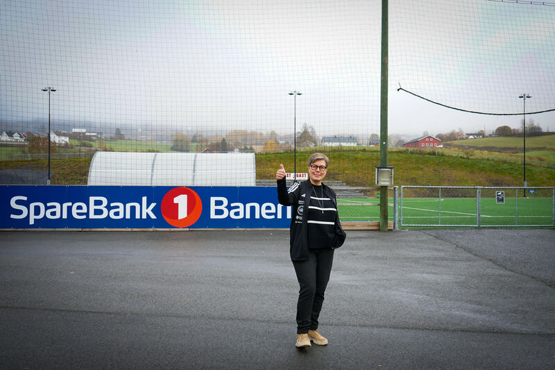 Anita takker frivilligheten. Her fremfor SpareBank 1 banen. 