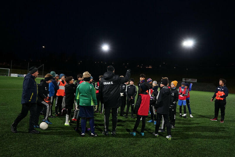 Fotballtrening foregår på SpareBank 1-banen.