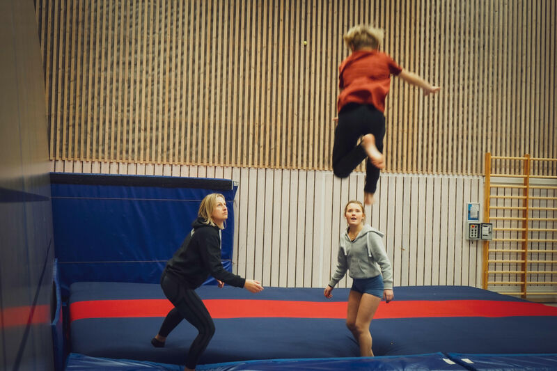 Trener og sportslig leder Linn Dalheim gir oppmerksomhet til alle på trening. 