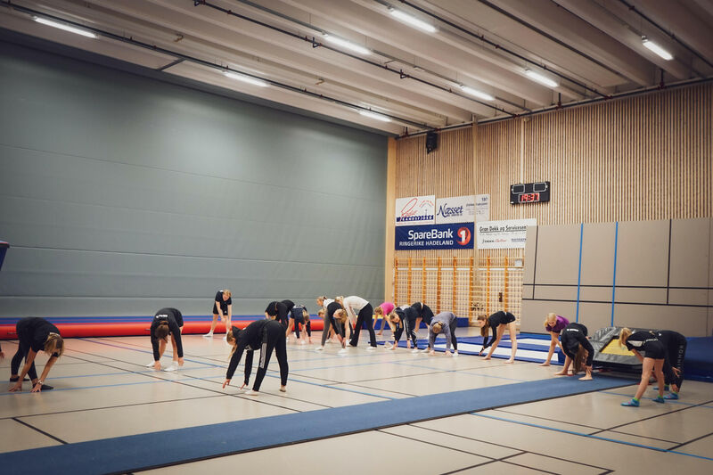 Oppvarming og tøying er en viktig del av treningstimen.