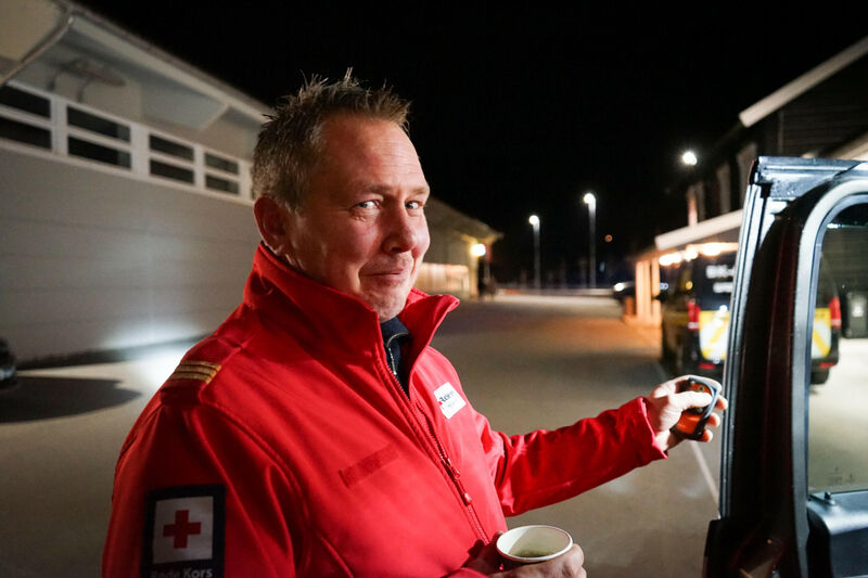 Trond Vidar Solheim viser stolt frem den nye bilen. 
