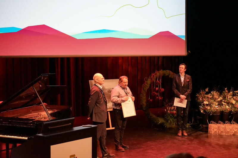 Vinneren av årets Næringsmot 2023 vinner Bjørn Haakenstad Nilsen (midten). Prisen ble delt ut av Bjørn Rune Rindal, SpareBank 1 (til venstre) Torstein Brandrud, Lunner kommune (til høyre)