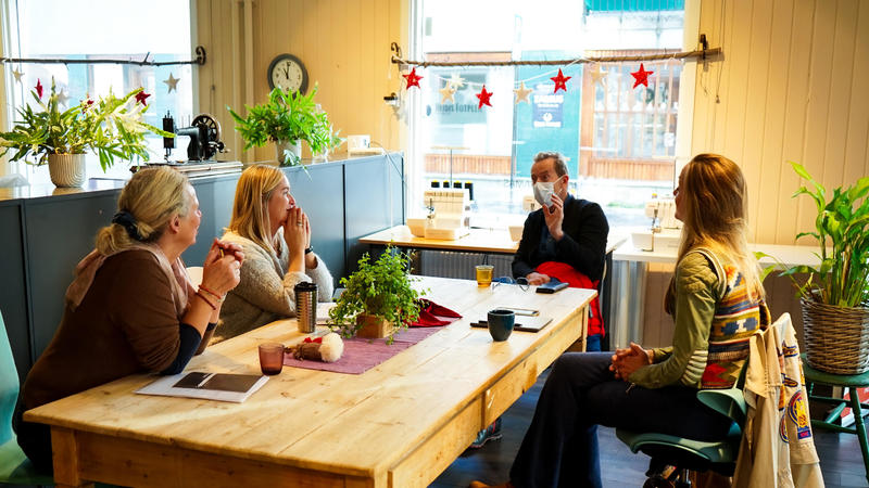 Kafé skaper liv og en møteplass på torvet i Hønefoss 