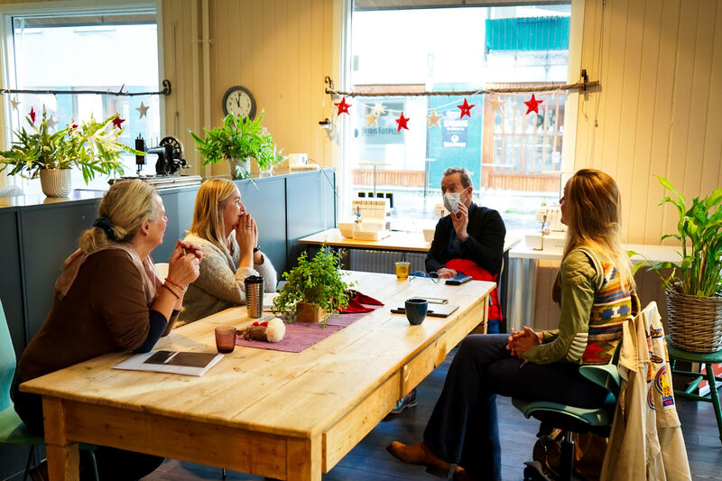 Kristin Løchsen,prosjektleder i Jevnaker kommune, Tone Koppervik, daglig leder i Moving Mamas, Bjørn Haugen Morstad, daglig leder i SpareBank 1-stiftelsen Jevnaker Lunner Nittedal og  Hilde Hoff Nordskar, grunnlegger av redesign firmaet Recouture