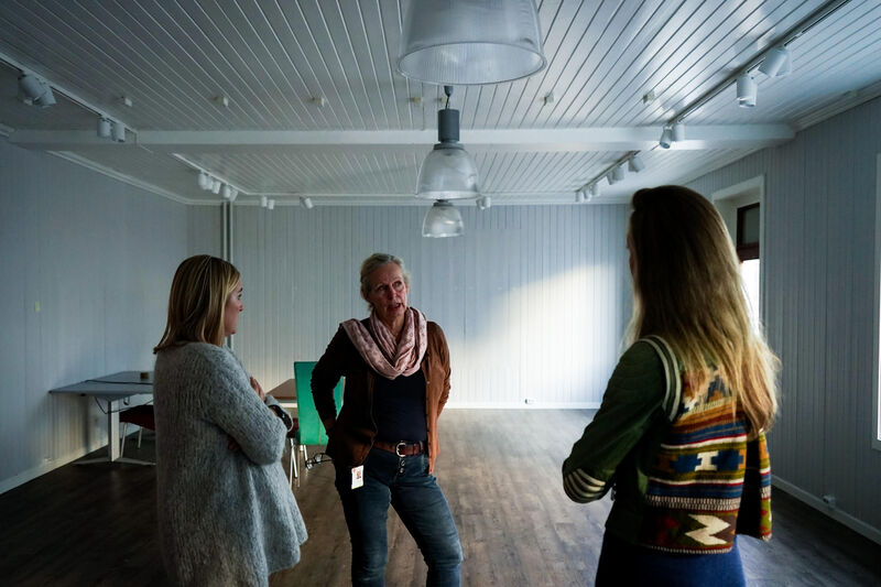 Tone, Kristin og Hilde diskuterer løsninger for den nye systuen på Jevnaker. 