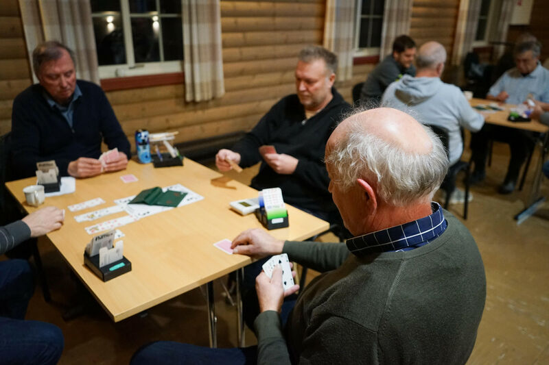 Ragnar forteller at det sosiale samholdet rundt kortspillet betyr mye for mange.   