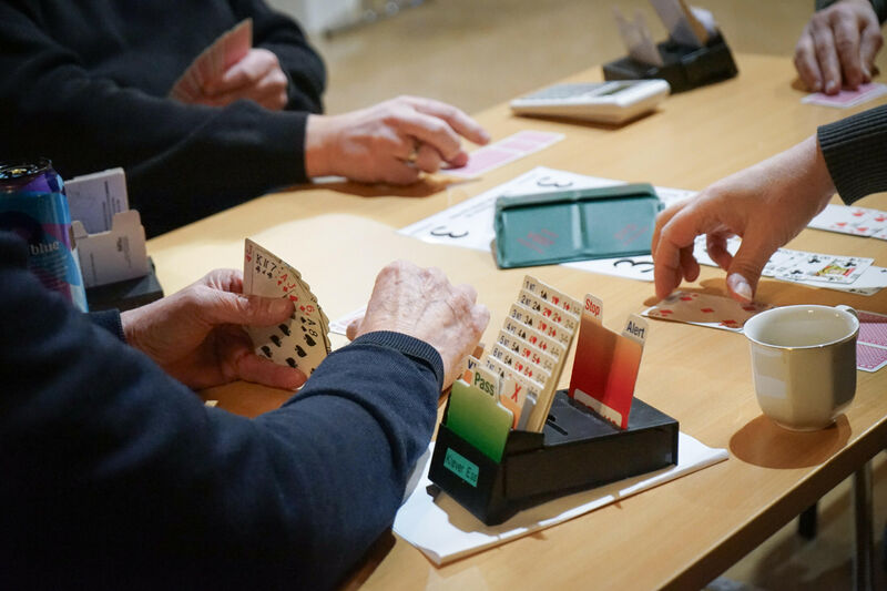 Kaffe og kortspill. Bordplansjen forteller hvor vi man skal gå i spillets gang. 