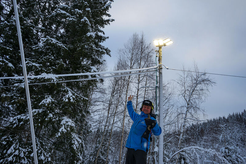 Richard Palmgren, daglig leder på Varingskollen viser stolt frem det nye lyset. 