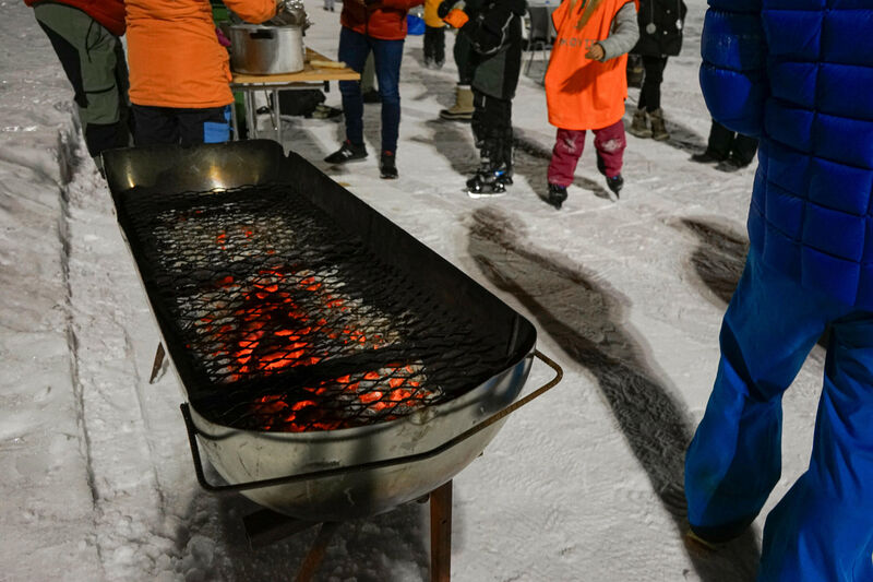 Frivillige stiller sterkt med pølsegrilling og varm saft i minusgrader. 