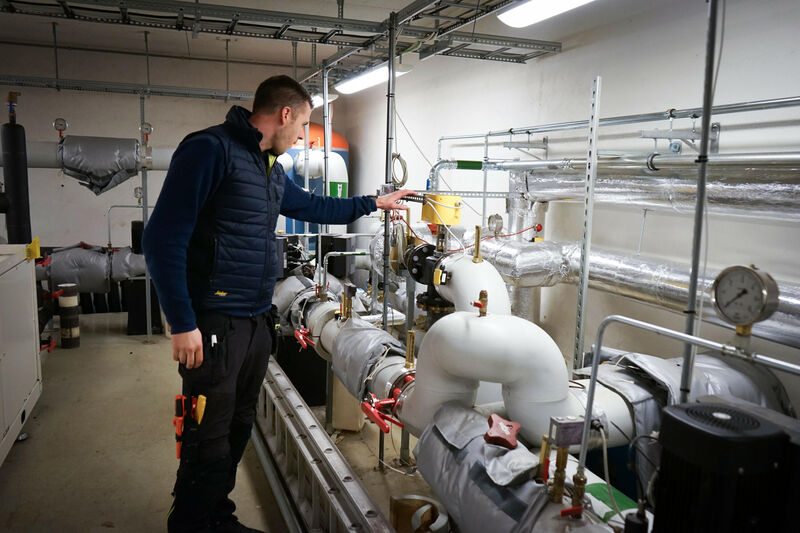Halvor viser hvordan varme distribueres gjennom et komplisert rørsystem.  