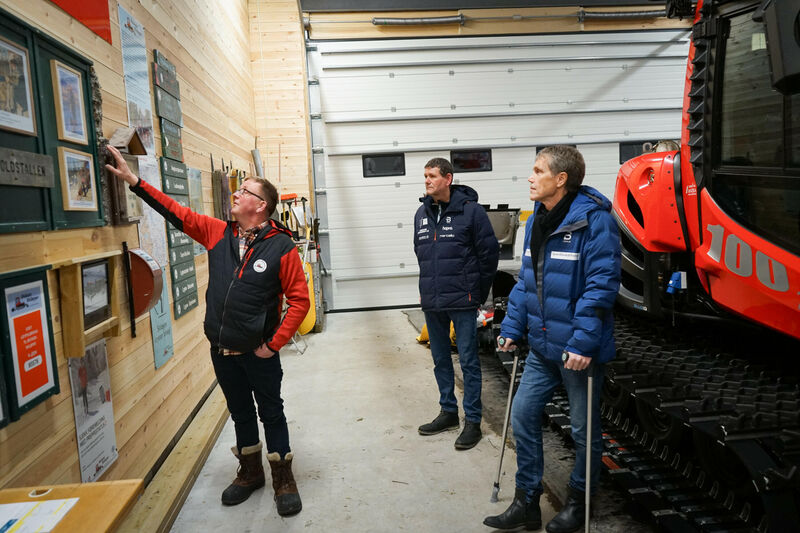 Karene har innredet en egen vegg for historikken. Den nye løypemaskinen ble feiret med kake og kaffe. Jørn Prestkvern (t.v.) står bak gaven.   