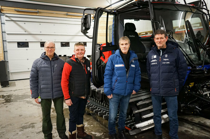 Fra venstre: Ole Bjerke, Kasper Andresen, Jørn Prestkvern, Terje Sørbråten er stolte over den nye maskinen på Lygna. 