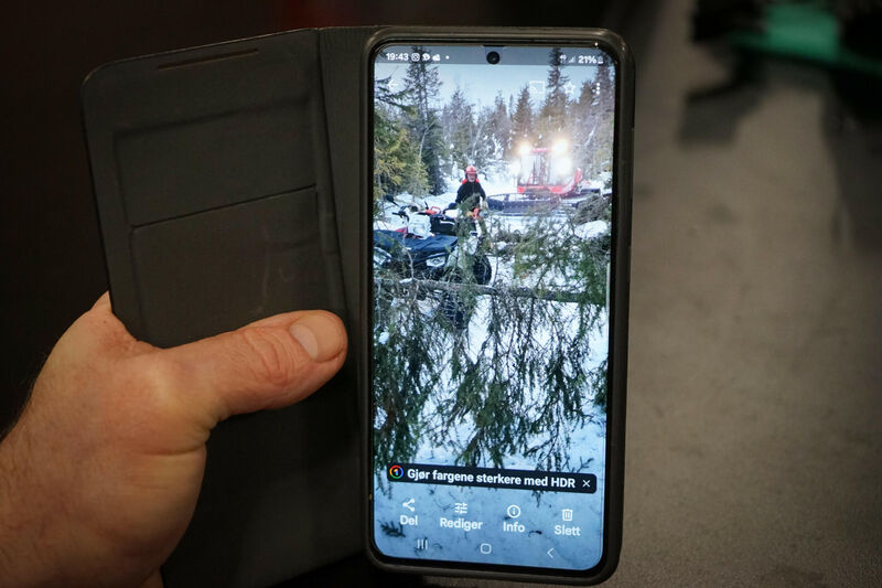 Kasper har mange bilder på mobilen som viser innsats karene gjør på Lygna.  