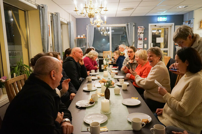 Praten ligger løst over vafler og kaker. 