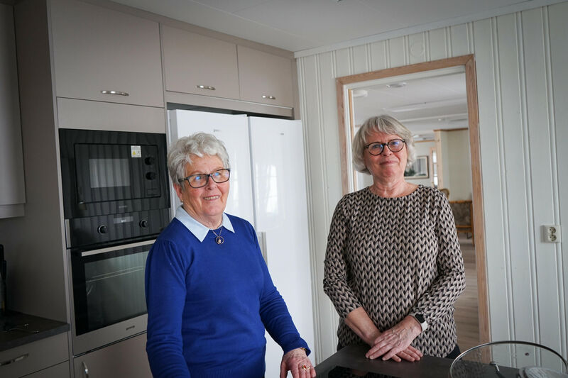 Fra venstre: Torunn Østmo og Gretha Eriksen fra sanitetsforeningen var ansvarlige for dagens meny, som var deilig varm lapskaus. 