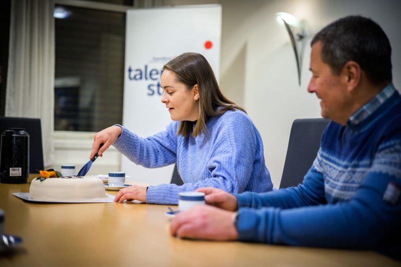 Elisabeth fikk Talentstipend, diplom, kake og blomst av Sponsoransvarlig i SpareBank 1 Ringerike Hadeland, Dag Engen. Foto: Futuria   