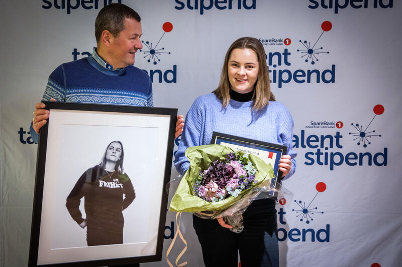 Elisabeth møtte opp i SpareBank 1 sine lokaler på Gran for å motta Talentstipendet sammen med sin far, Rune Meier. Foto: Futuria