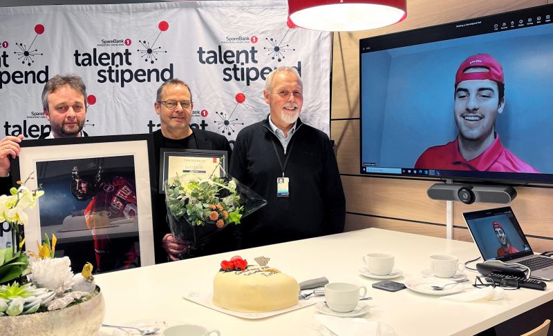 Dag Engen og Robert Eriksen fra SpareBank 1 Ringerike Hadeland overrakte diplom, bilde, blomster og kake.