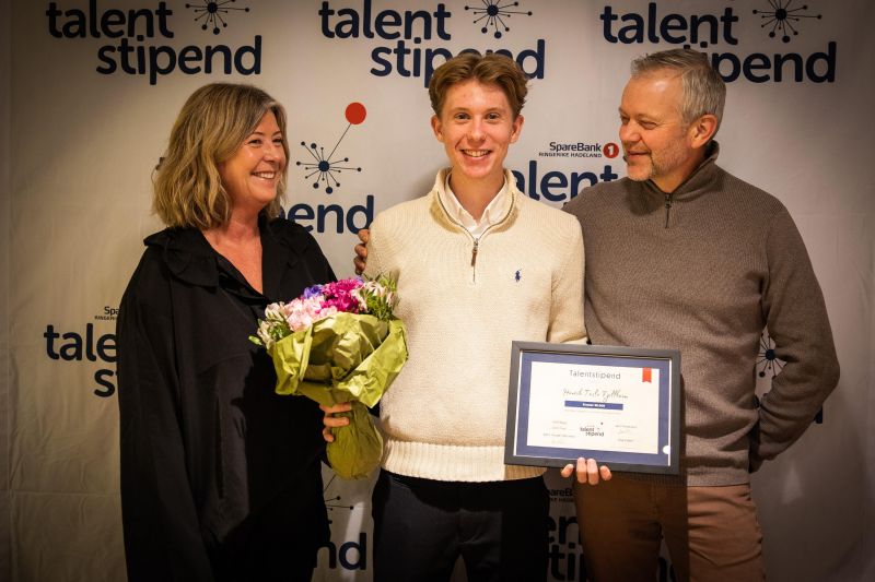 Henrik møtte opp i SpareBank 1 Ringerike Hadeland sine lokaler på Gran for å motta Talentstipendet sammen med sine foreldre, Lena og Runar Fjellheim. Foto: Futuria