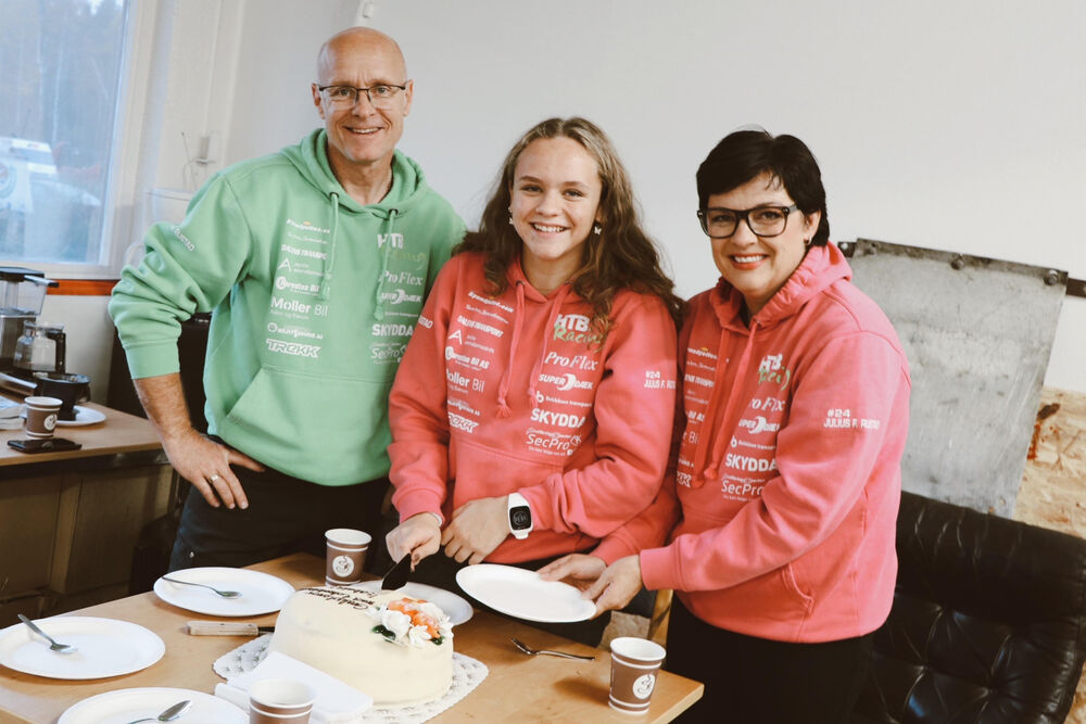 GODE STØTTESPILLERE: Isabells foreldre har begge drevet aktivt med bilsport og engasjerer seg i datterens interesse og karriere.